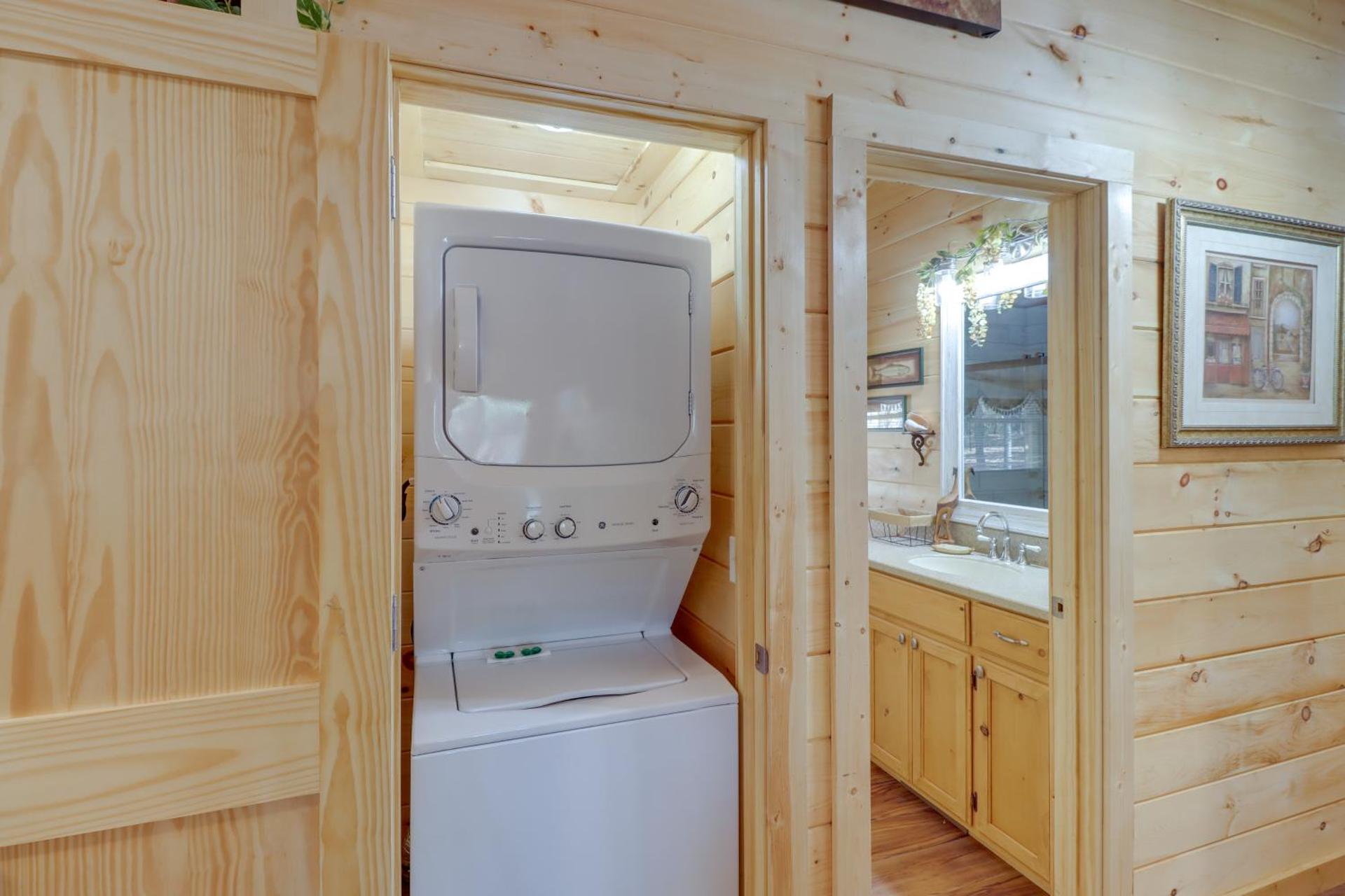 Fire Pit and Deck Cabin by Greers Ferry Lake!