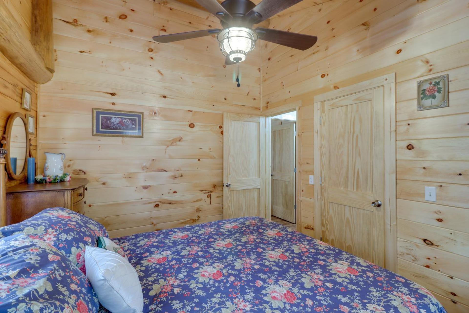 Fire Pit and Deck Cabin by Greers Ferry Lake!