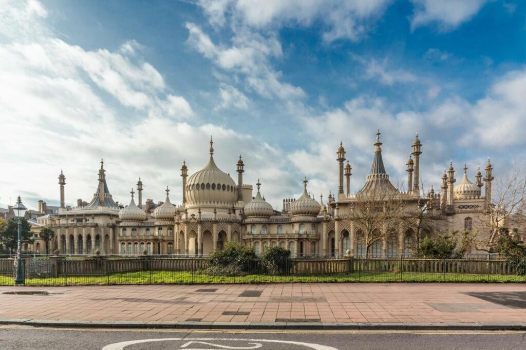 SEAFRONT SANCTUARY Beautiful Art Deco Apartment with Stunning City & Sea Views