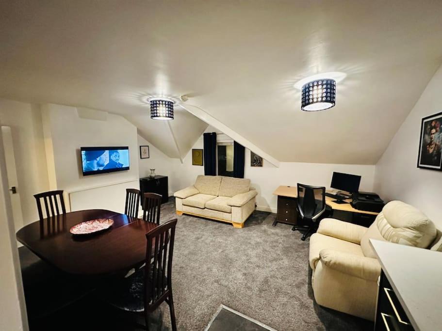 1 Luxe Exec Bedroom Apt Derby