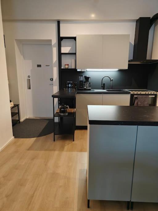 Brooms - Newly renovated central studio apartment