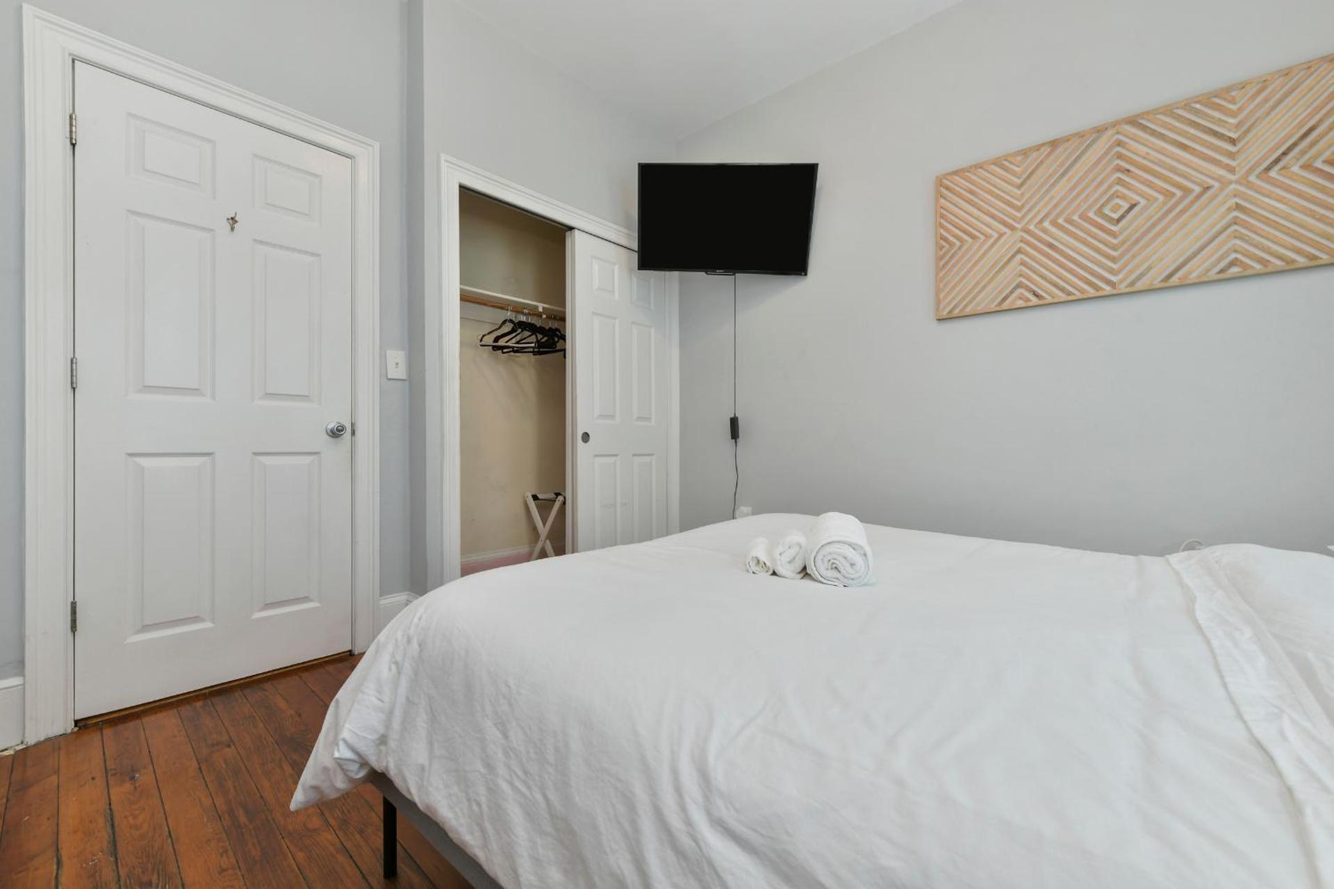 The Maverick Downstairs - Lux Apartment - Free Parking - 2 Miles From Airport & Downtown Boston