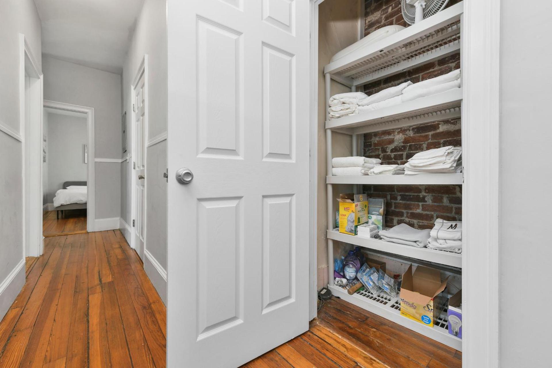 The Maverick Downstairs - Lux Apartment - Free Parking - 2 Miles From Airport & Downtown Boston