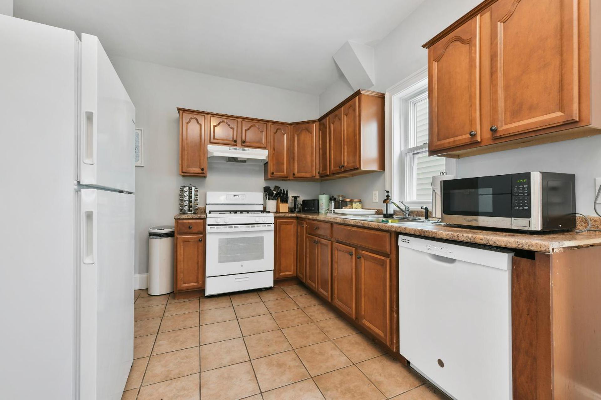 The Maverick Downstairs - Lux Apartment - Free Parking - 2 Miles From Airport & Downtown Boston