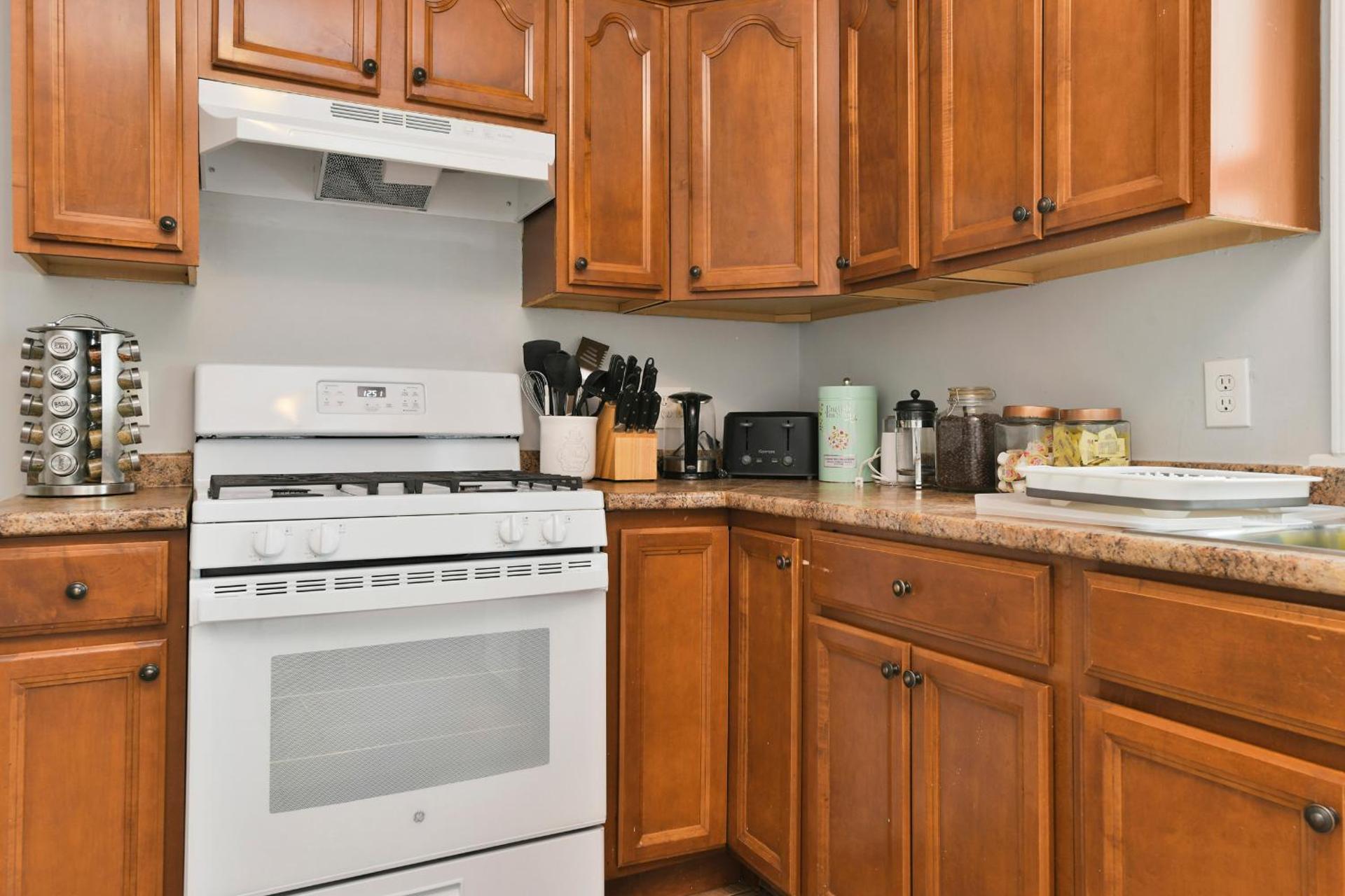 The Maverick Downstairs - Lux Apartment - Free Parking - 2 Miles From Airport & Downtown Boston