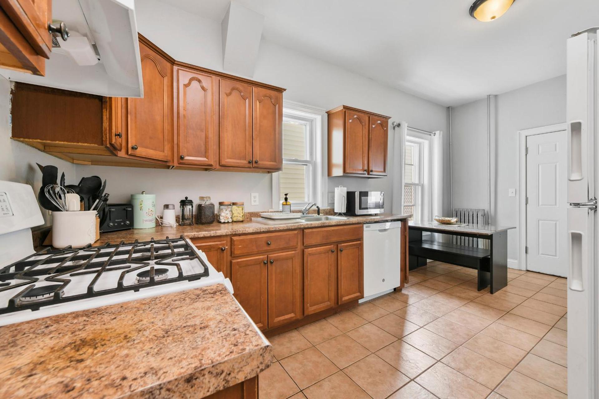 The Maverick Downstairs - Lux Apartment - Free Parking - 2 Miles From Airport & Downtown Boston