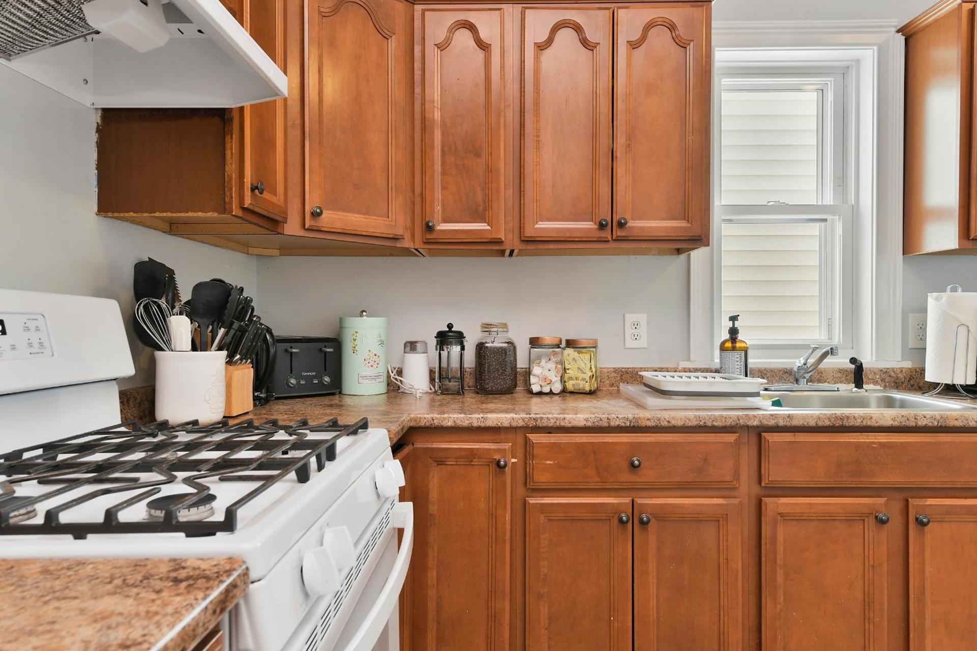 The Maverick Downstairs - Lux Apartment - Free Parking - 2 Miles From Airport & Downtown Boston