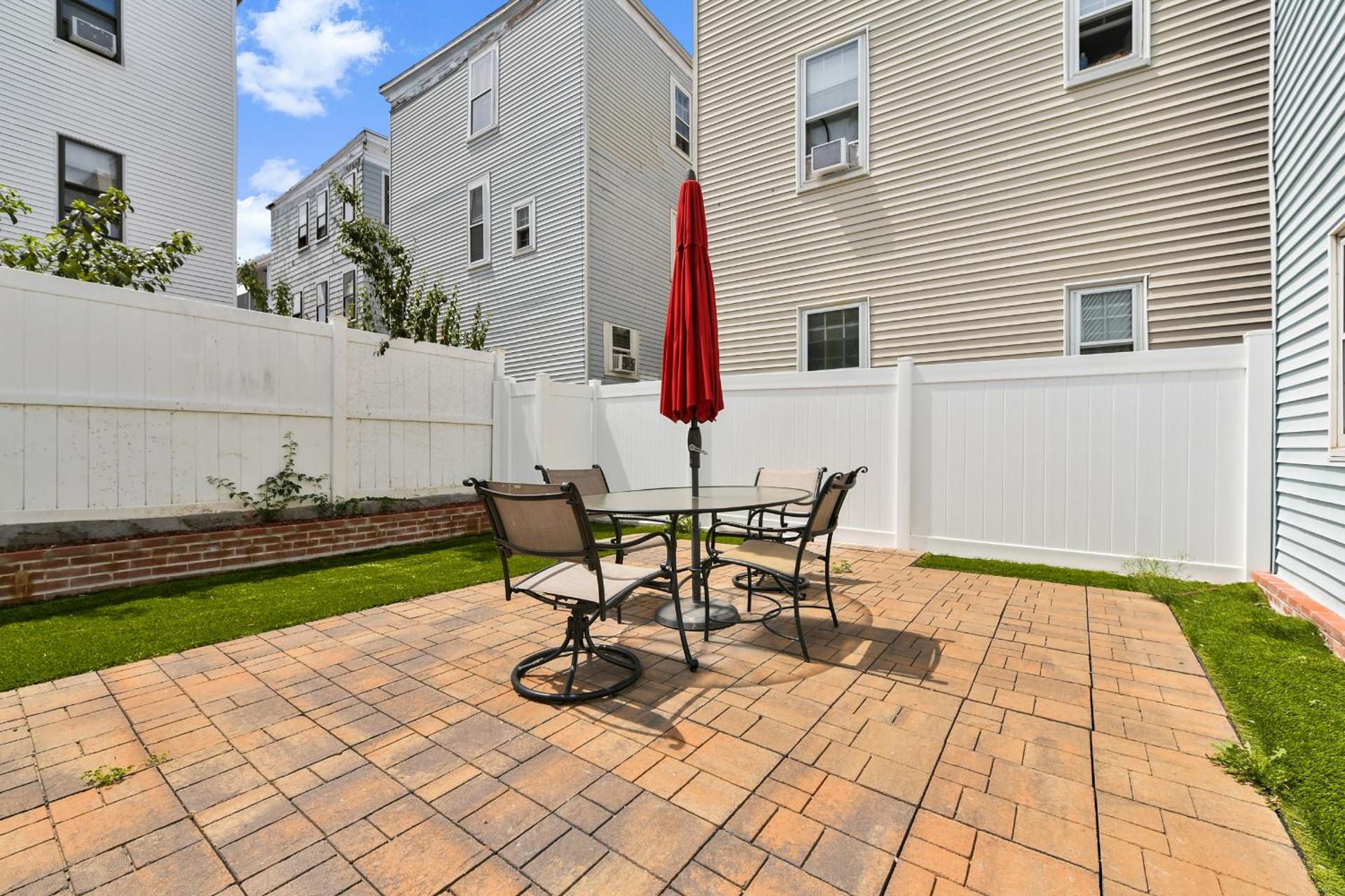 The Maverick Downstairs - Lux Apartment - Free Parking - 2 Miles From Airport & Downtown Boston