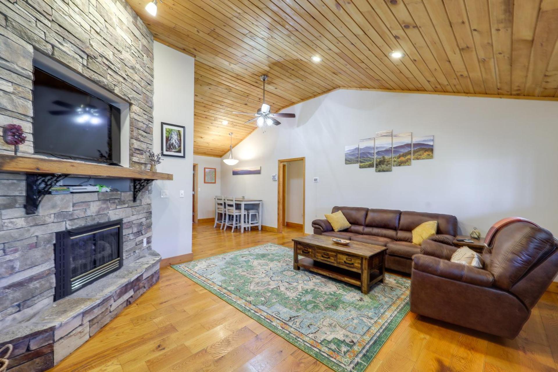 Pet-Friendly Cabin with Fire Pit in Spruce Pine!