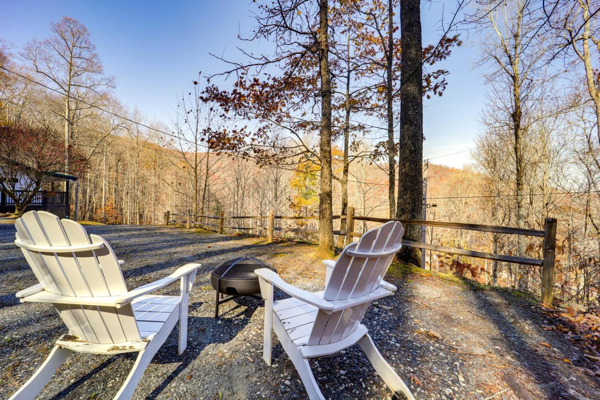 Pet-Friendly Cabin with Fire Pit in Spruce Pine!