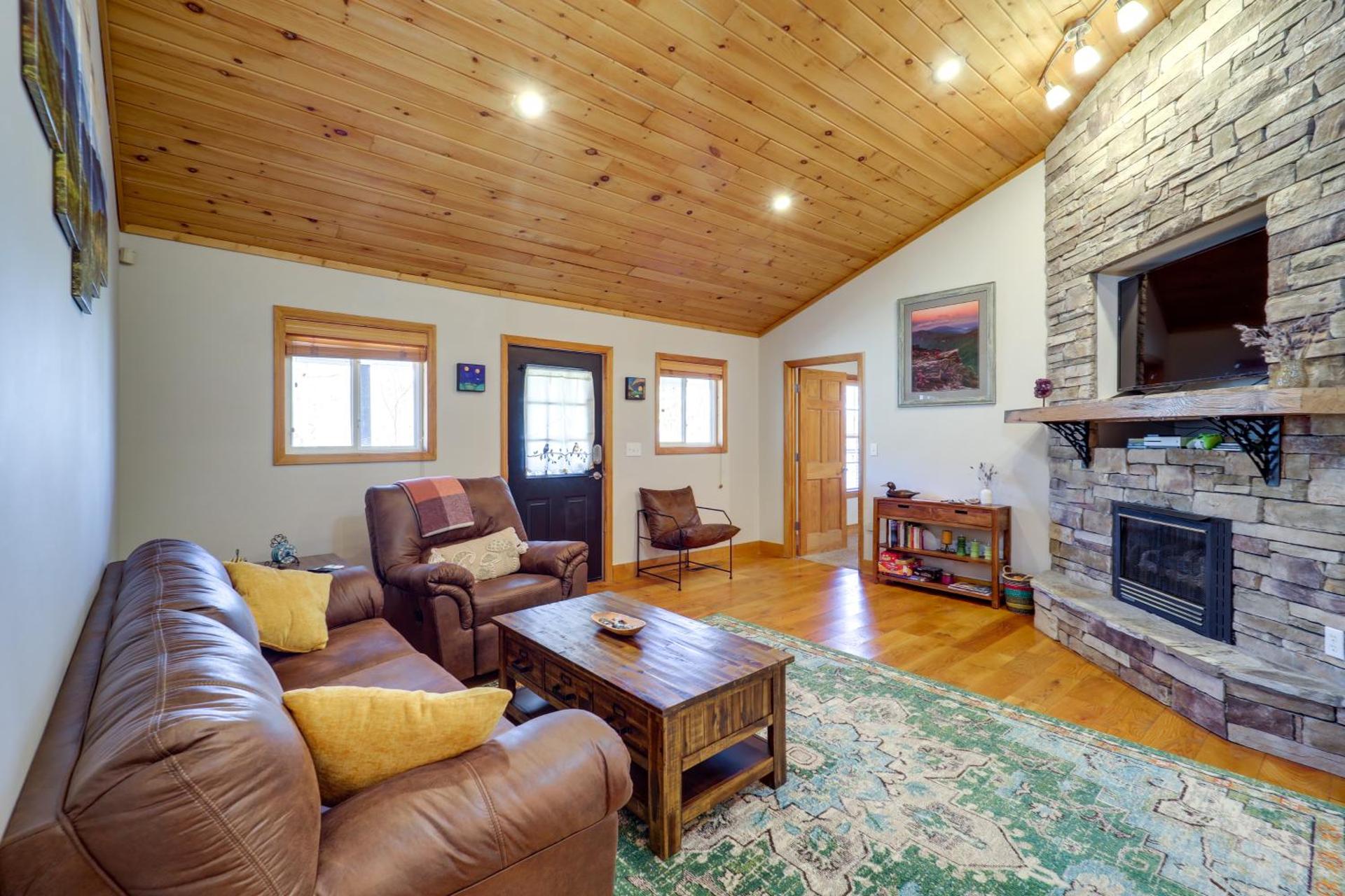 Pet-Friendly Cabin with Fire Pit in Spruce Pine!