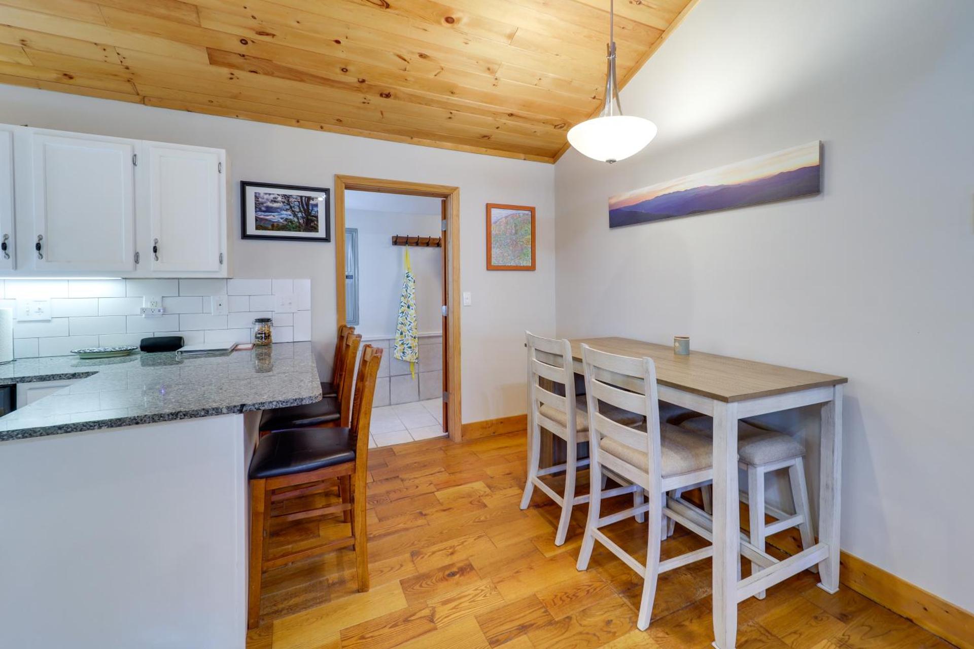 Pet-Friendly Cabin with Fire Pit in Spruce Pine!