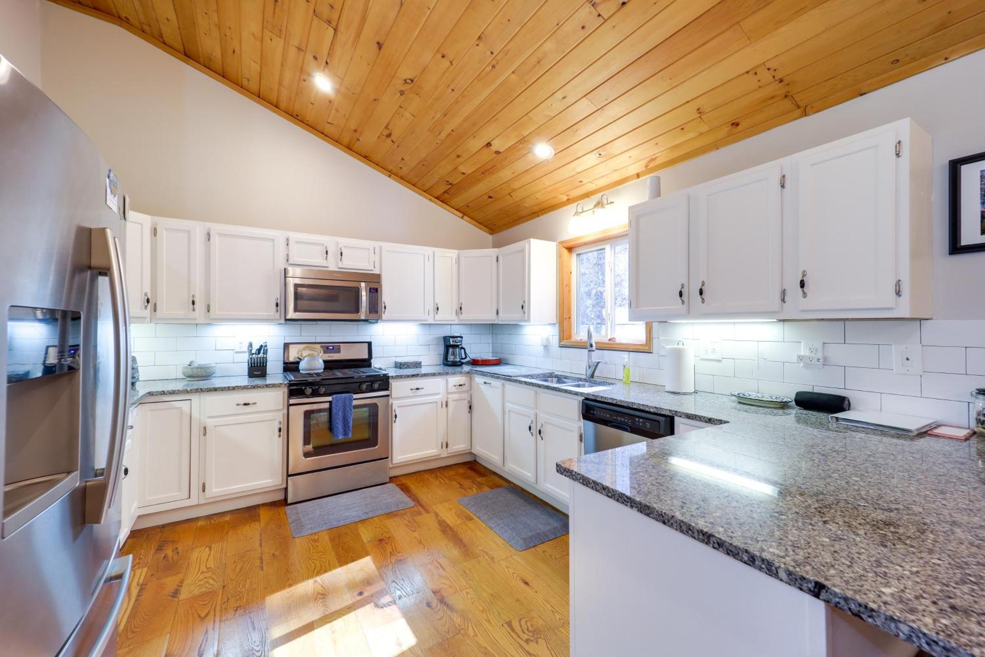 Pet-Friendly Cabin with Fire Pit in Spruce Pine!