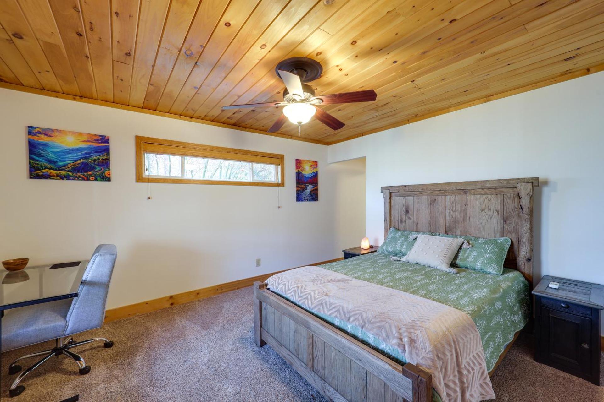 Pet-Friendly Cabin with Fire Pit in Spruce Pine!