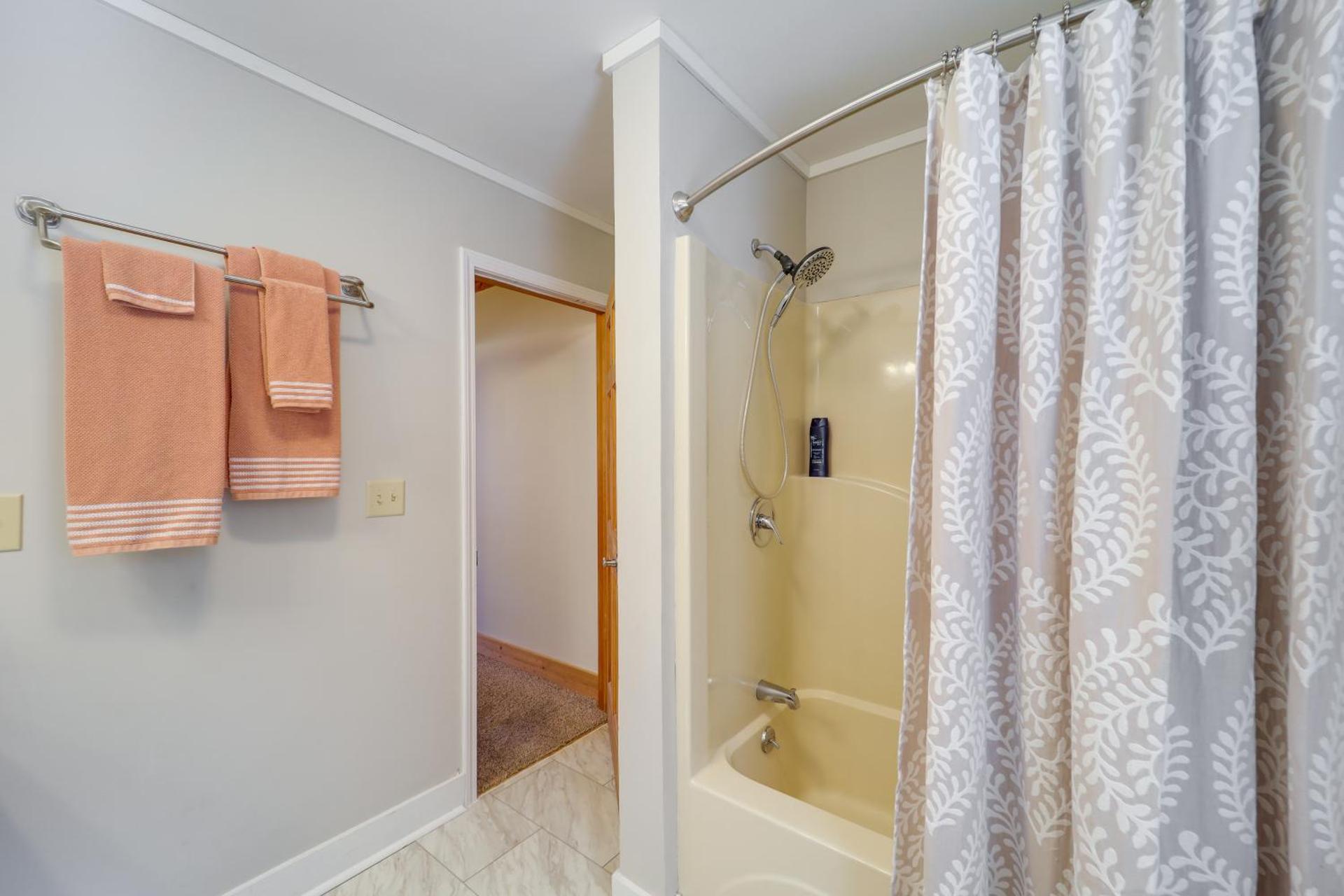 Pet-Friendly Cabin with Fire Pit in Spruce Pine!