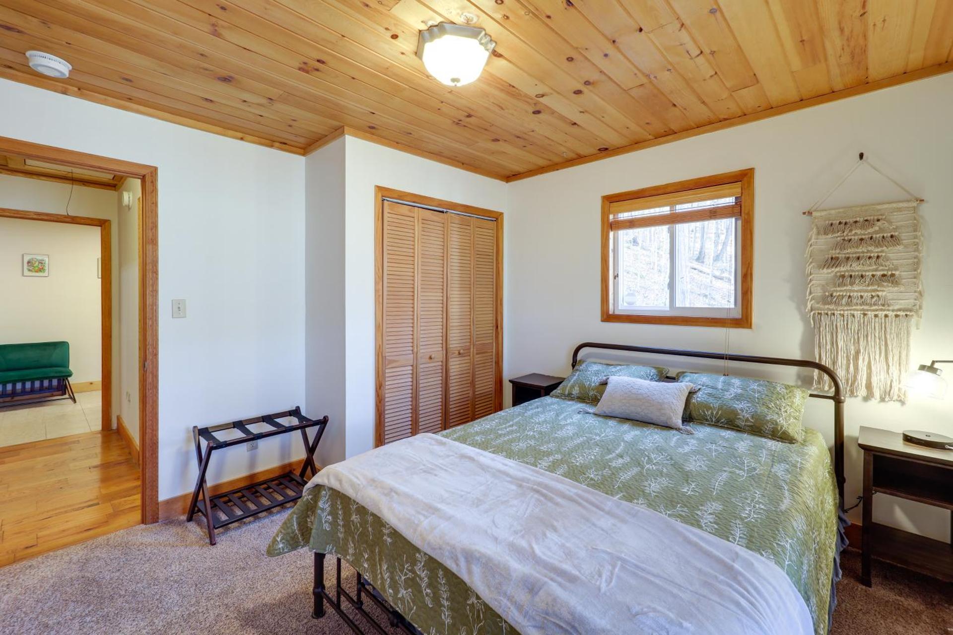 Pet-Friendly Cabin with Fire Pit in Spruce Pine!