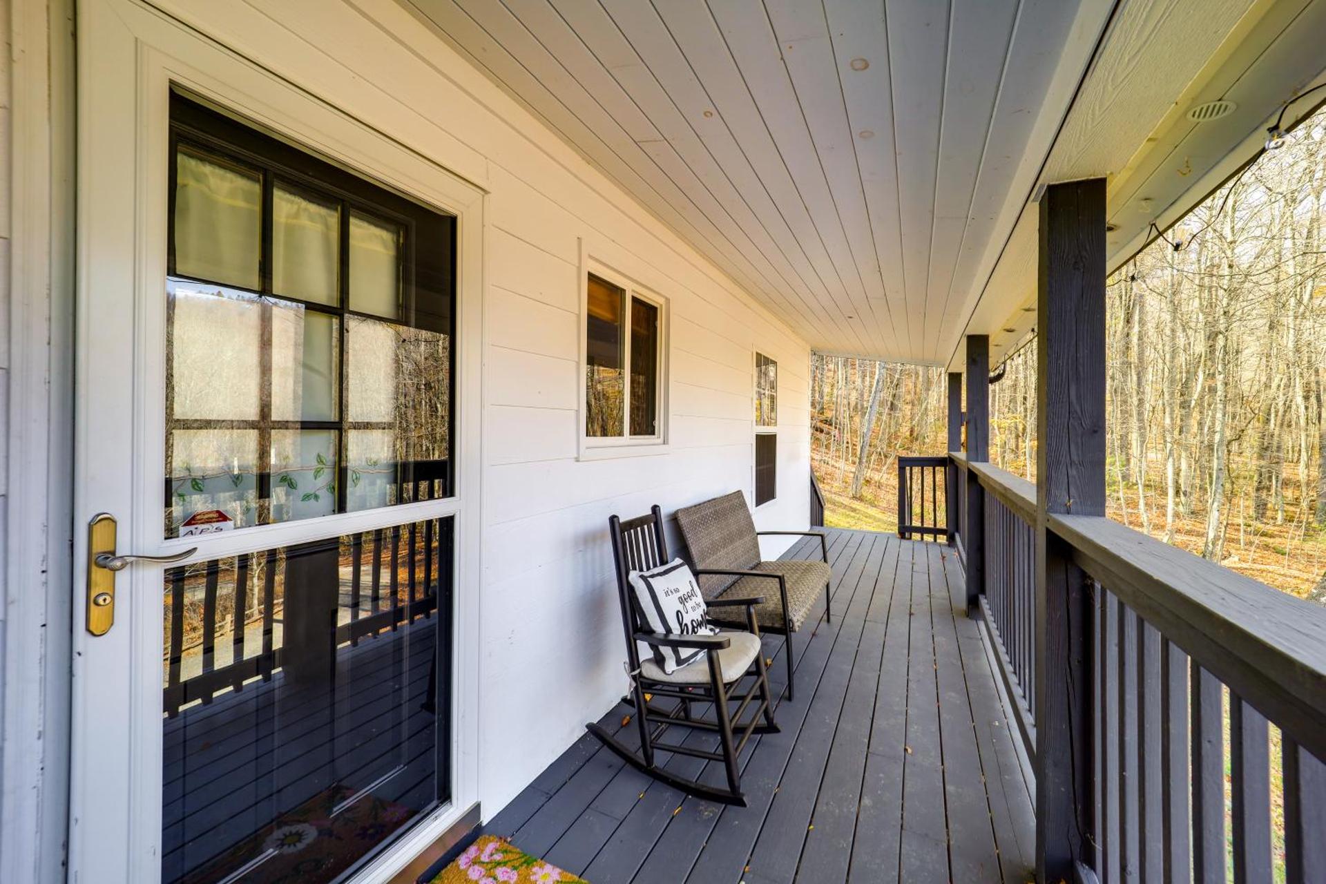 Pet-Friendly Cabin with Fire Pit in Spruce Pine!