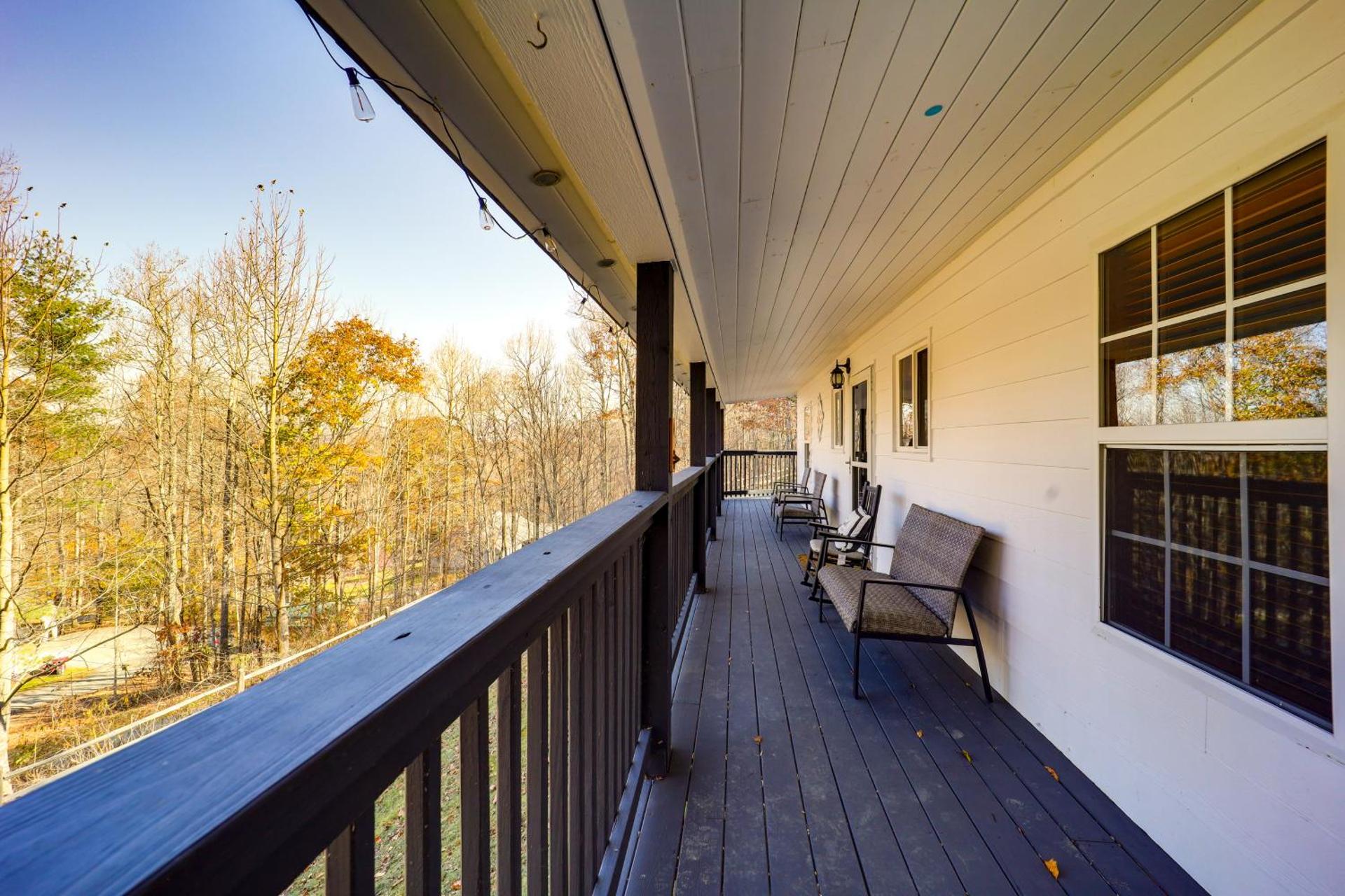 Pet-Friendly Cabin with Fire Pit in Spruce Pine!