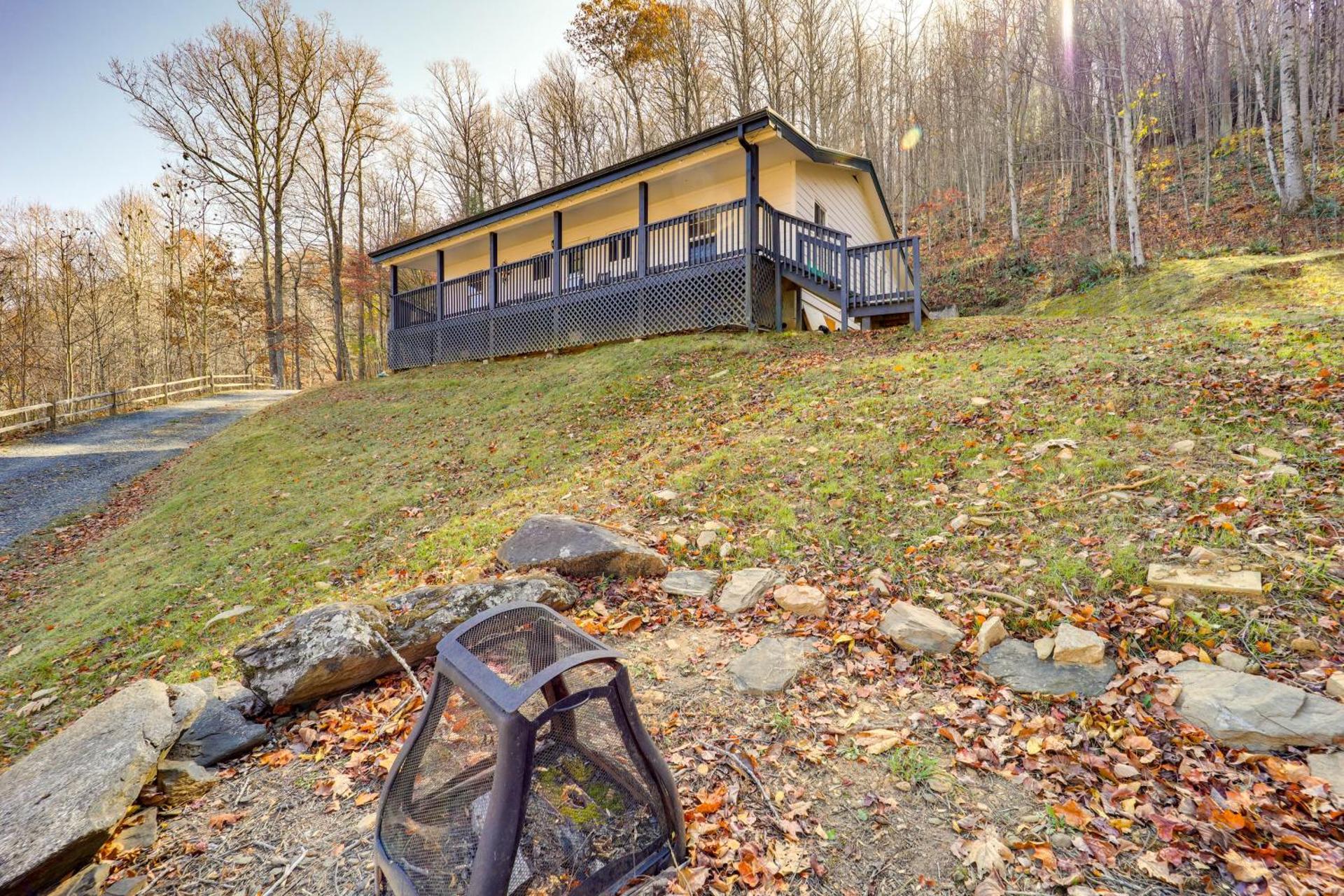 Pet-Friendly Cabin with Fire Pit in Spruce Pine!