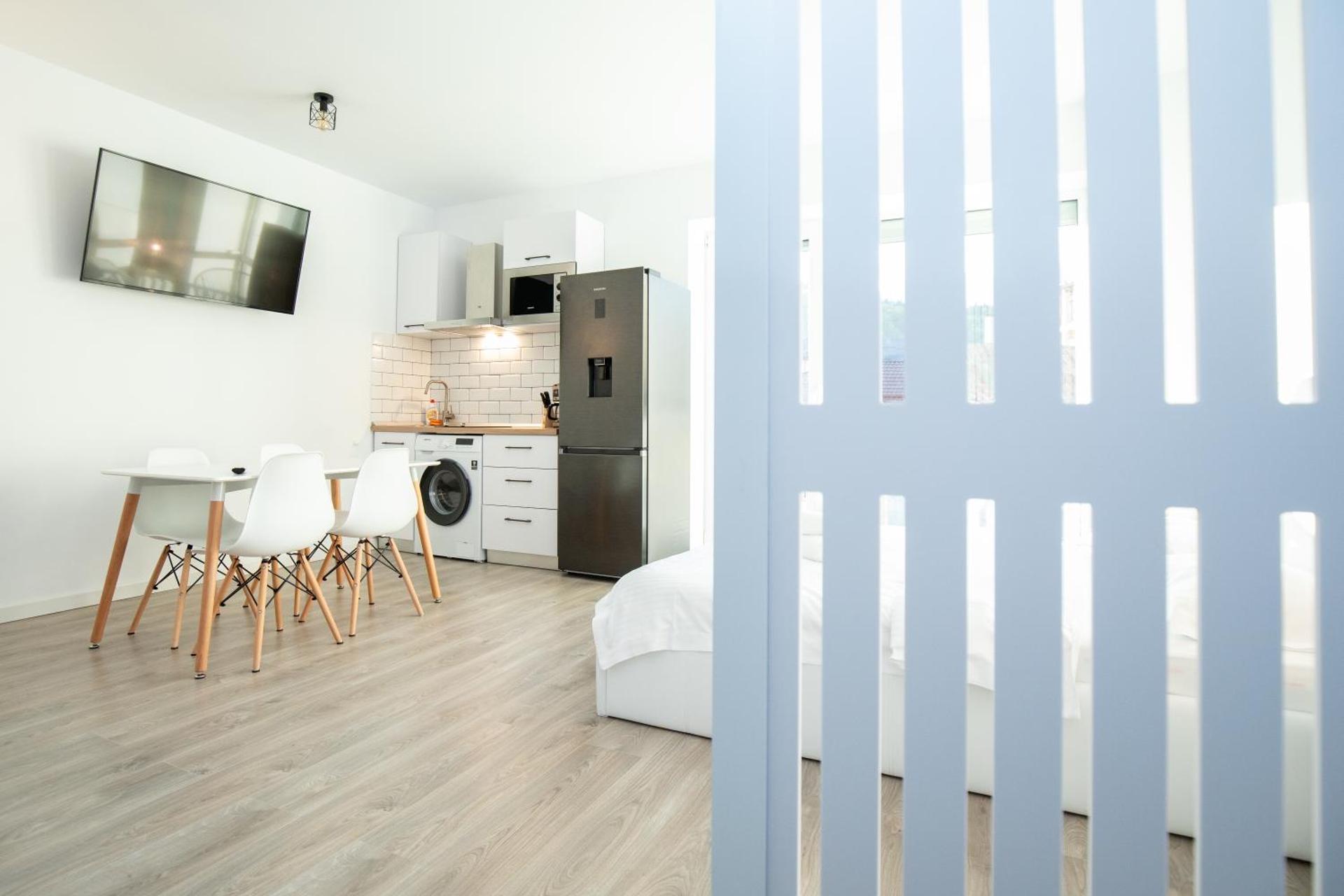 Large Studio - Balcony - Spa and Gym in Building - Free Parking