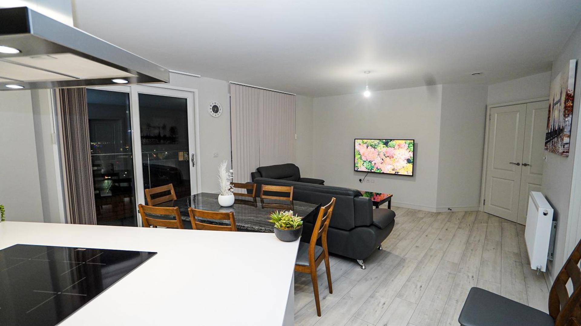 "Easy 2 Manage Royal Penthouse Luxurious Retreat in Slough"