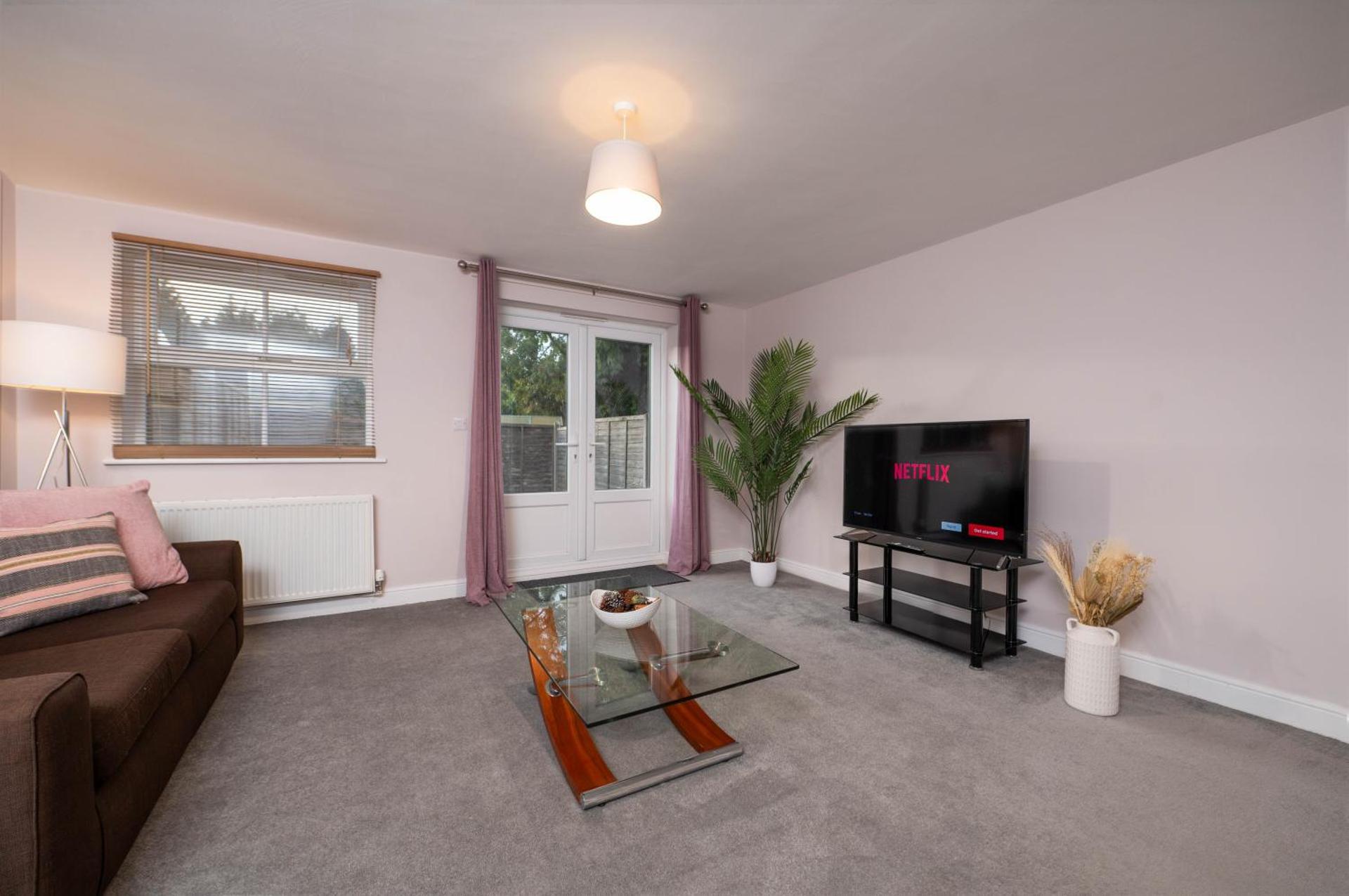 Stunning Spacious Home - Parking - Garden - Sleeps 6