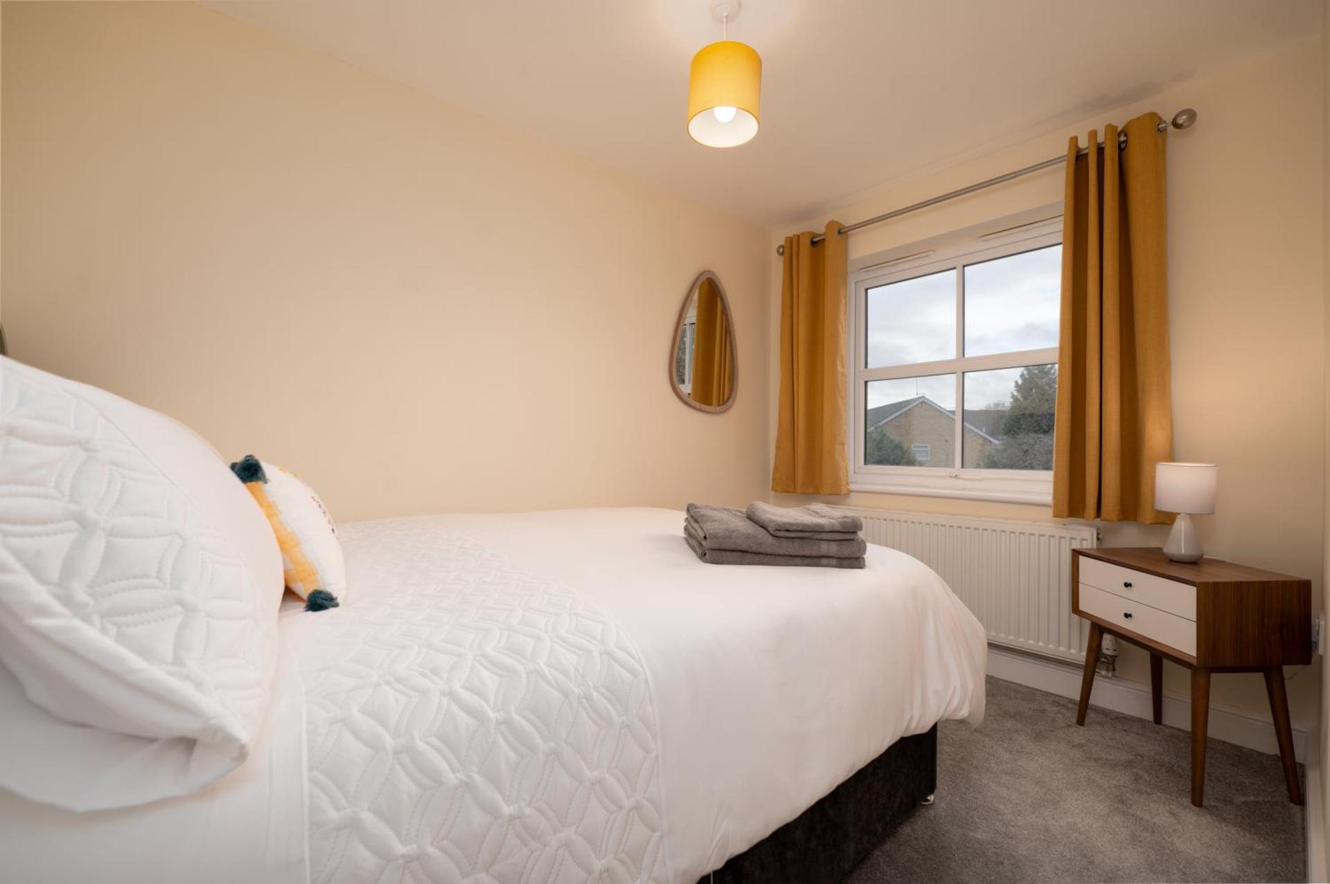 Stunning Spacious Home - Parking - Garden - Sleeps 6