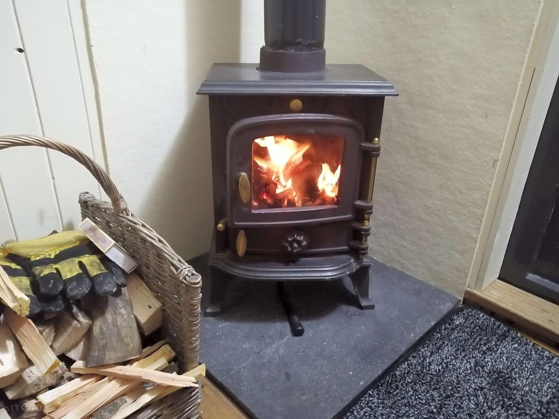 Snug & Secluded Lakeside Shepherds Hut 'Carp'
