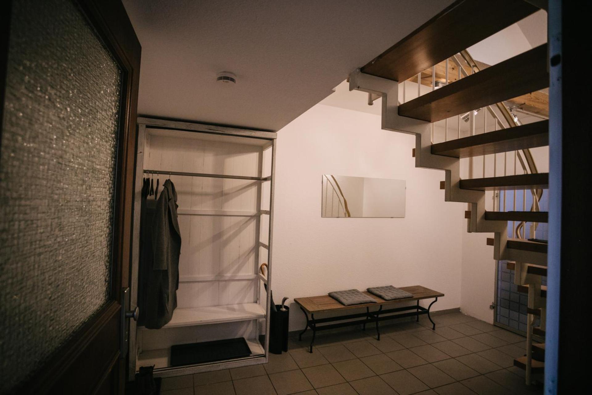 Eigenes Maisonettehaus in idyllischer Lage mit Balkon, Nahe Messe, 24h Self-Check In, Gratis parken