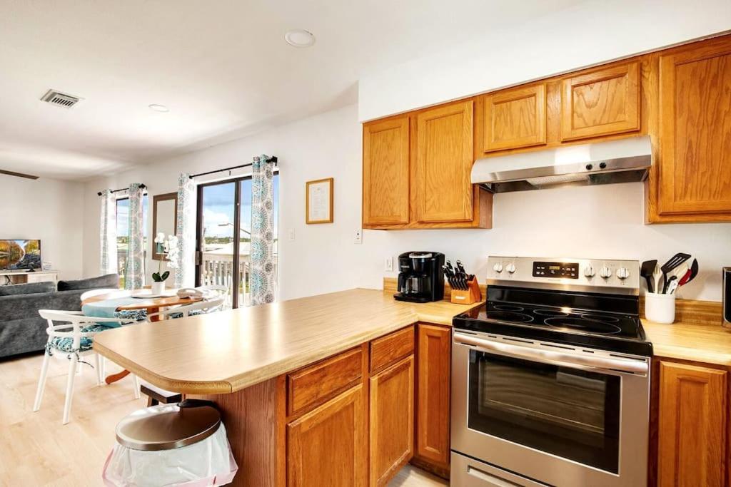 Deeded Beach Access in Heart of GS and 10 min Walk to Hangout