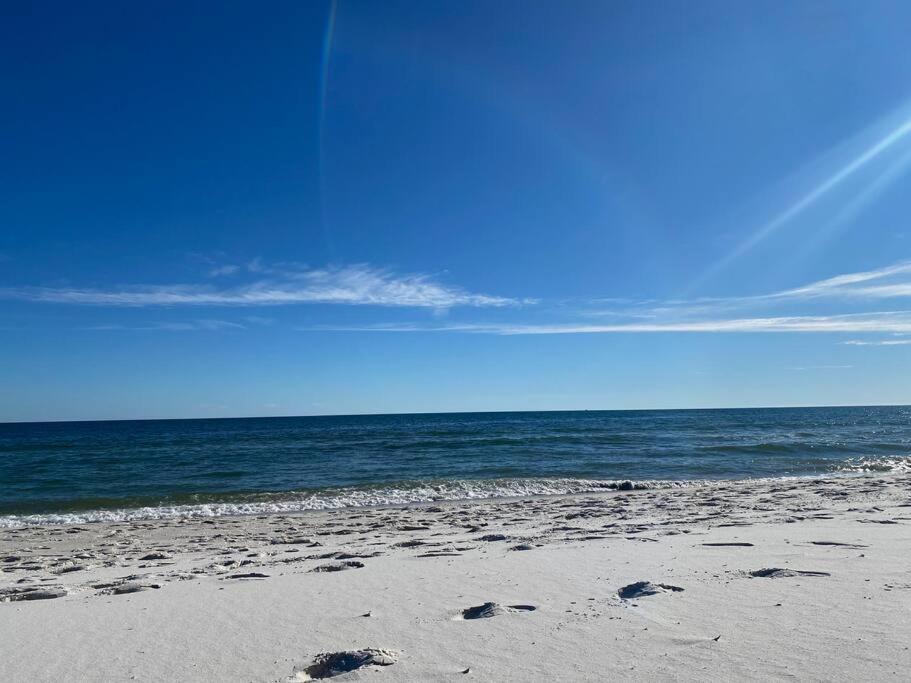 Deeded Beach Access in Heart of GS and 10 min Walk to Hangout