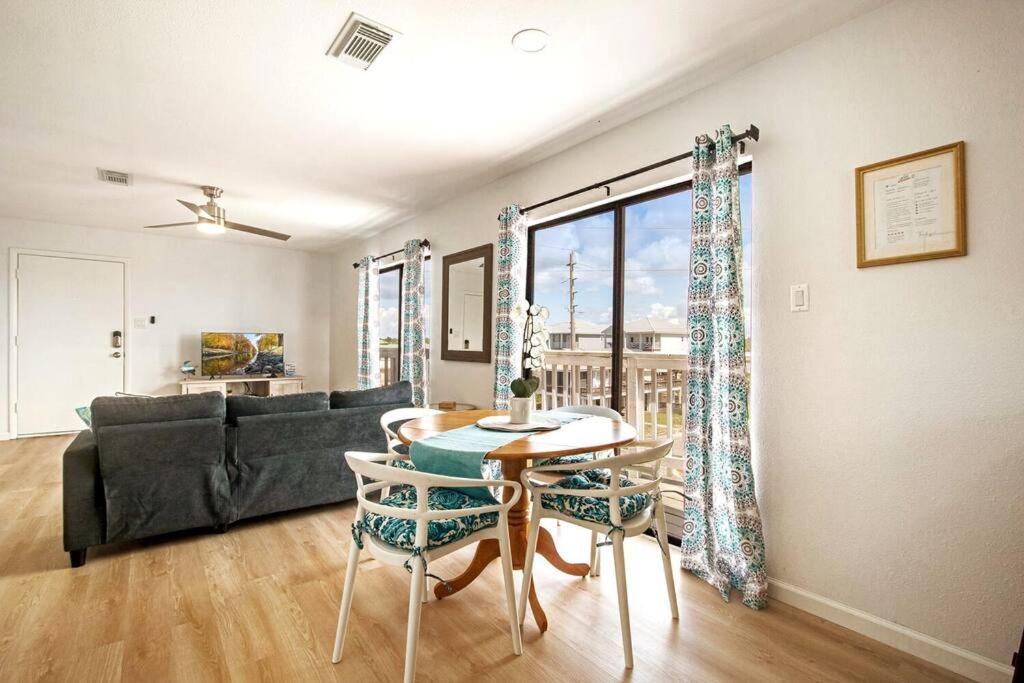 Deeded Beach Access in Heart of GS and 10 min Walk to Hangout