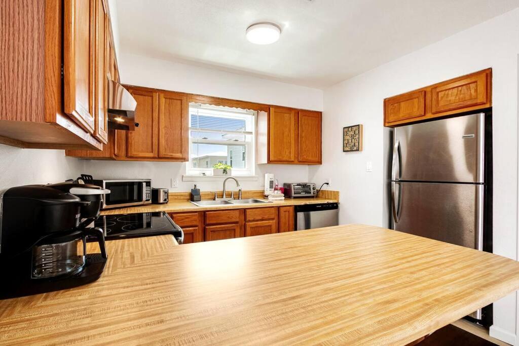 Deeded Beach Access in Heart of GS and 10 min Walk to Hangout