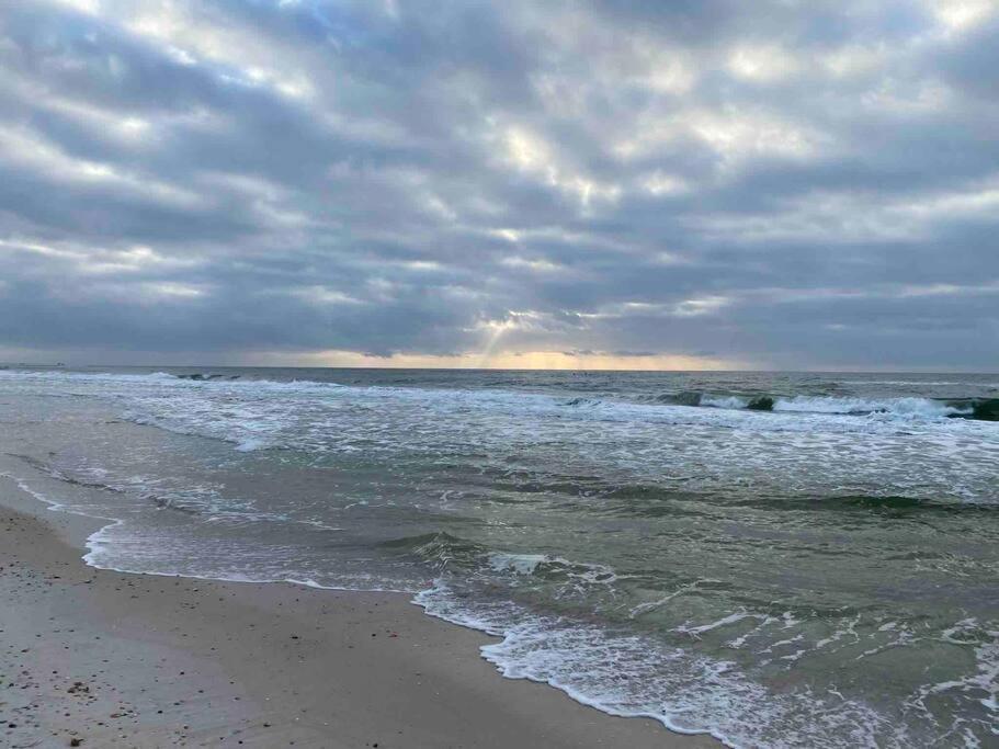 Deeded Beach Access in Heart of GS and 10 min Walk to Hangout