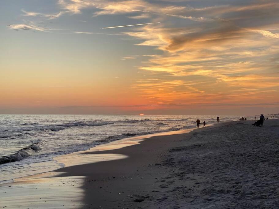 Deeded Beach Access in Heart of GS and 10 min Walk to Hangout