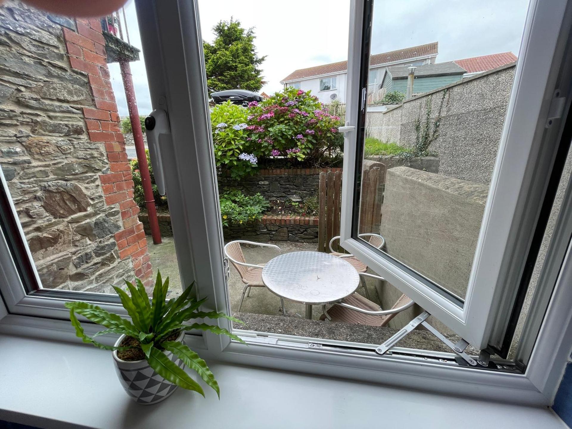 Lovely apartment overlooking the harbour and bay