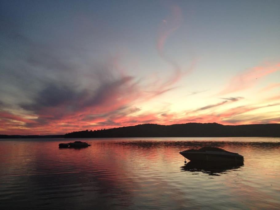 Peaceful lakeside cottage great for a staycation.