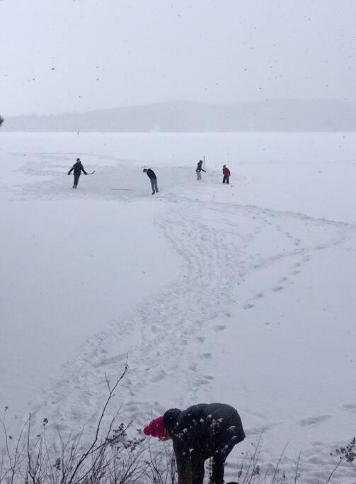Peaceful lakeside cottage great for a staycation.