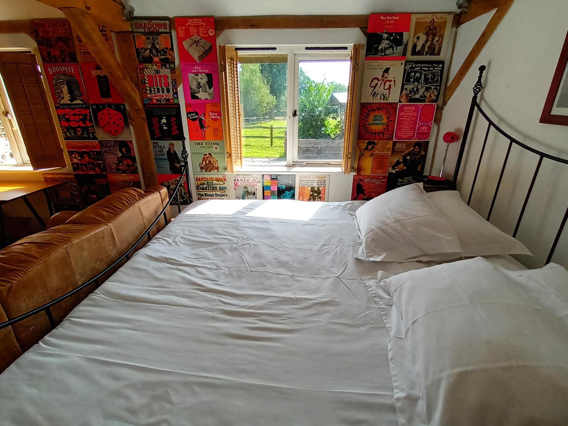 The Music Room - Kingsize Double Oak Studio - Sleeps 2 - Quirky - Rural