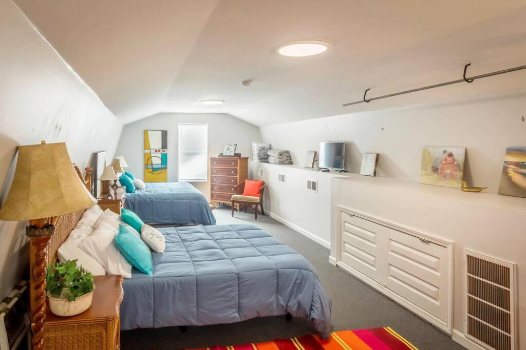 Beach Barn - 5min to Pcola Beach , Full Kitchen