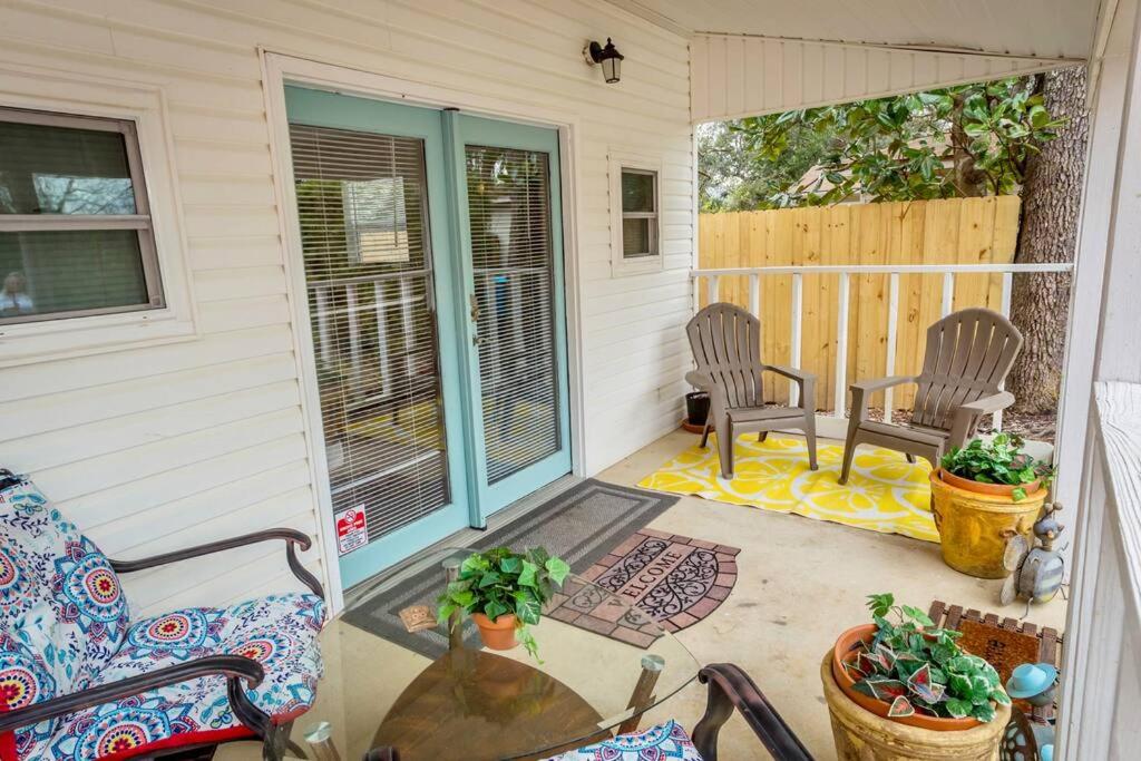 Beach Barn - 5min to Pcola Beach , Full Kitchen