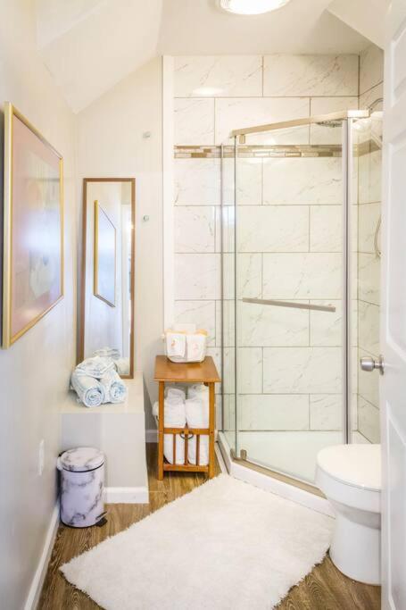 Beach Barn - 5min to Pcola Beach , Full Kitchen