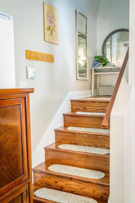 Beach Barn - 5min to Pcola Beach , Full Kitchen