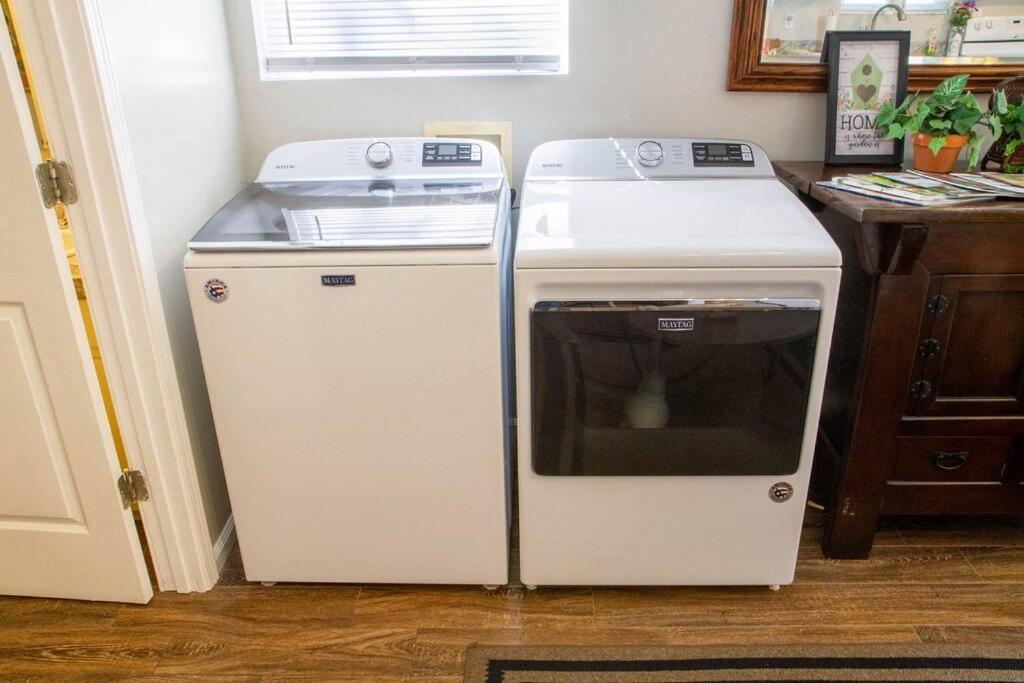 Beach Barn - 5min to Pcola Beach , Full Kitchen