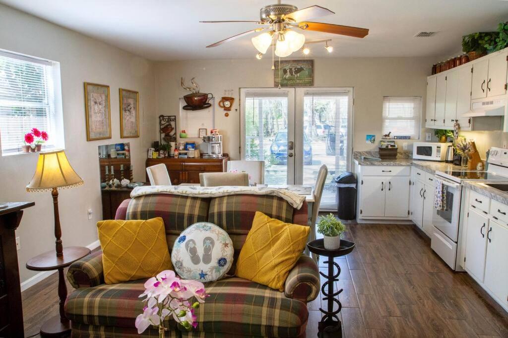 Beach Barn - 5min to Pcola Beach , Full Kitchen