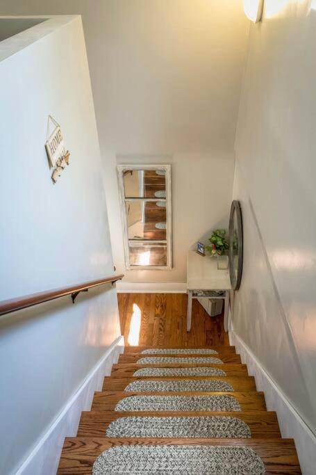 Beach Barn - 5min to Pcola Beach , Full Kitchen