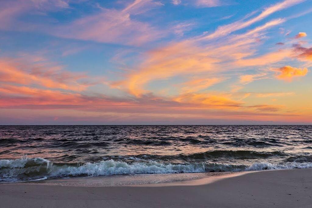 Beach Barn - 5min to Pcola Beach , Full Kitchen