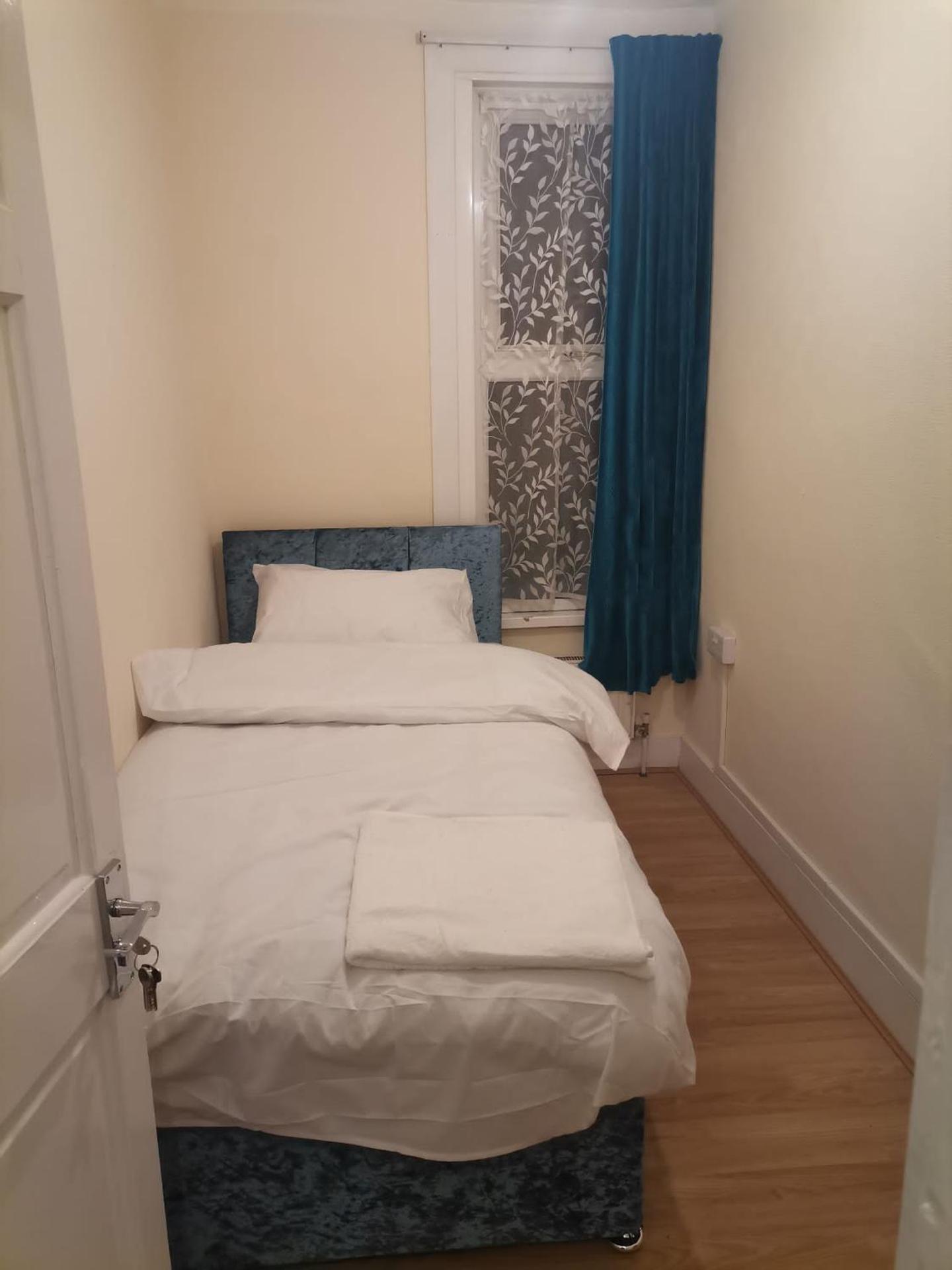 Double Room near London Seven Kings Train Station