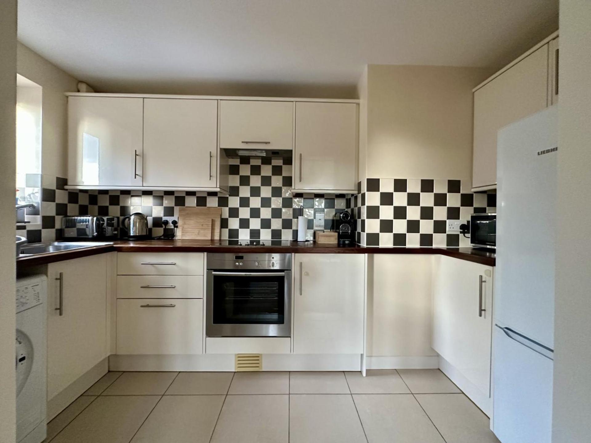 Super Apartment next to Bicester Village Sleeps 4