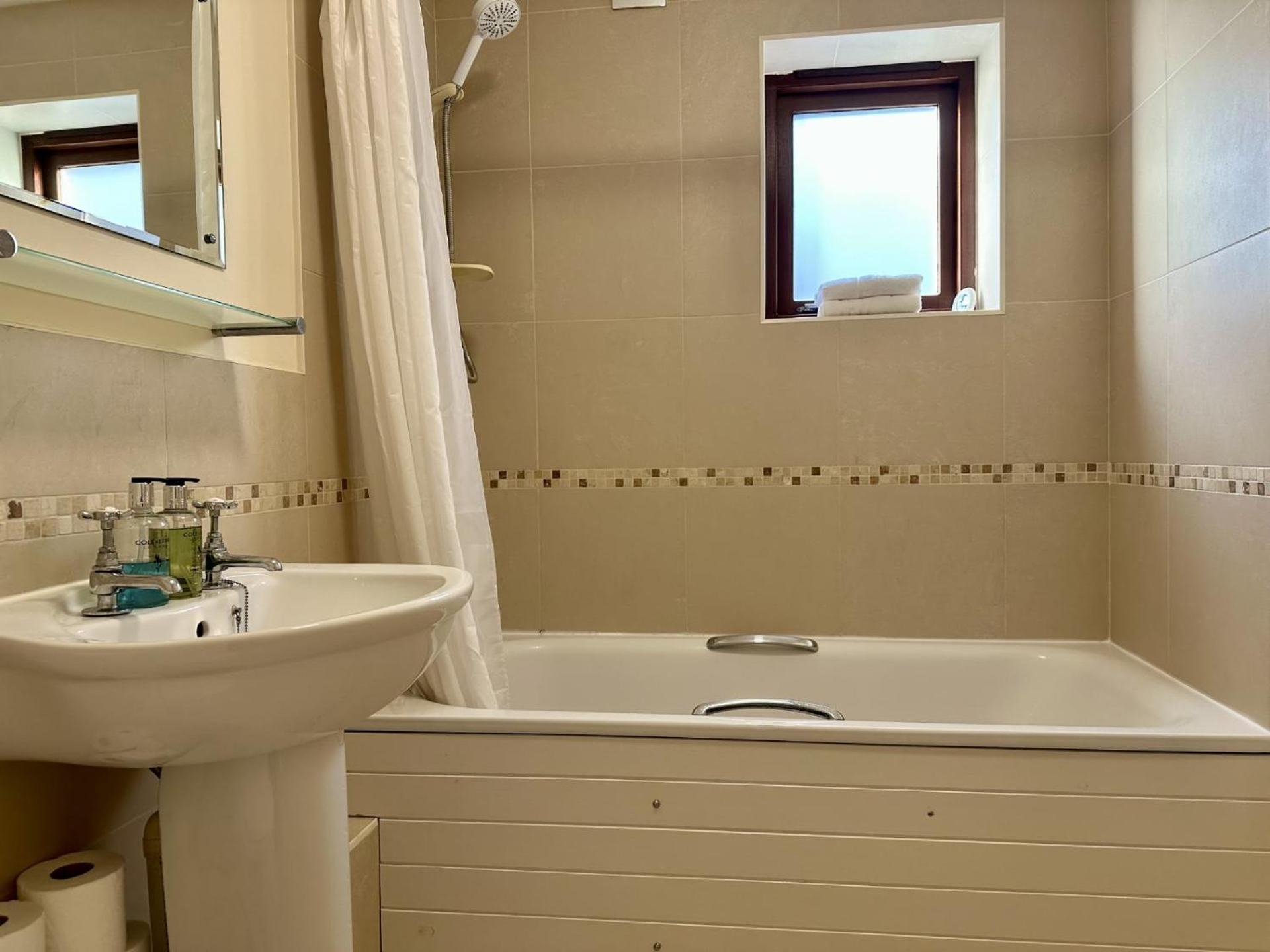 Super Apartment next to Bicester Village Sleeps 4